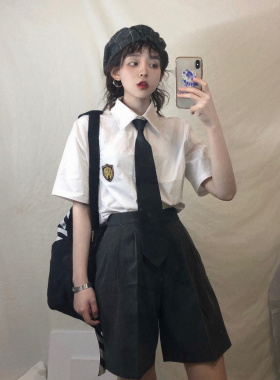 领带衬衫女日系新款宽松胖MM200斤白色衬衣学院风bf徽章短袖上衣