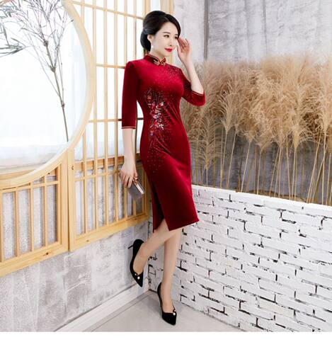 元旦喜婆婆婚宴装2025新款高档酒红丝绒婚礼妈妈礼服高贵平时可穿