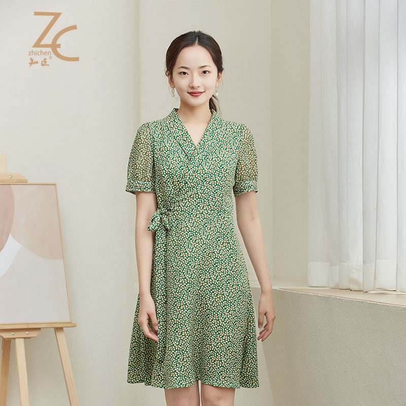 知臣夏季新品 简约显白V领雪纺绿树叶花系带连衣裙 22232190