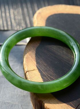 碧玉老坑女款礼物圆条手镯