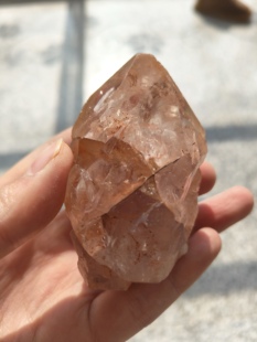 183克红泥开窗骸骨形水晶原石