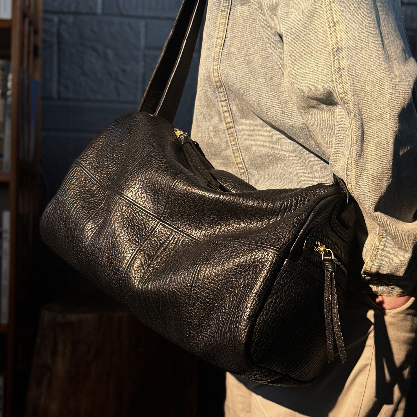 慢时光真皮单肩包男大容量休闲简约斜挎包日韩风车缝线黑色健身包