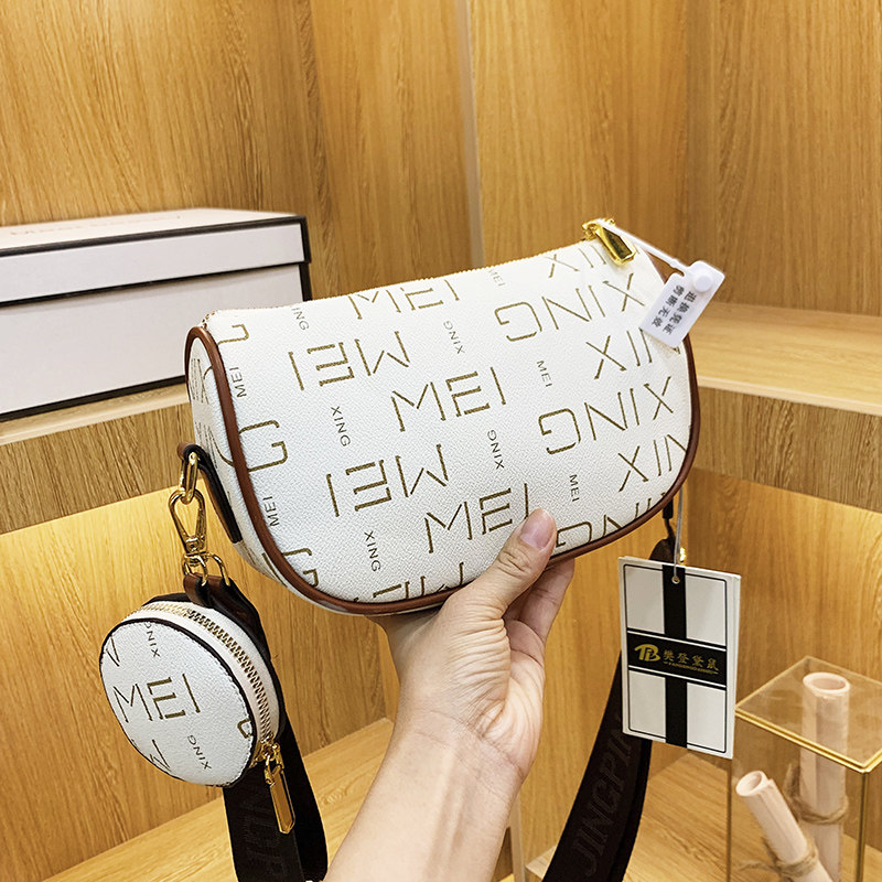 今年小包包女包新款2022潮女士单肩斜挎包软百搭马鞍包质感贝壳包