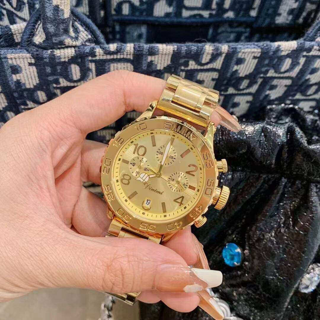 带日历多功能土豪金大表盘手表