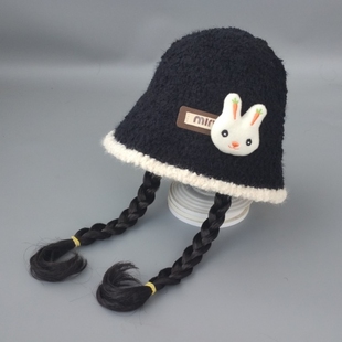 儿童2025秋冬新款防风加绒宝宝毛绒女童水桶渔夫假发辫子一体帽子