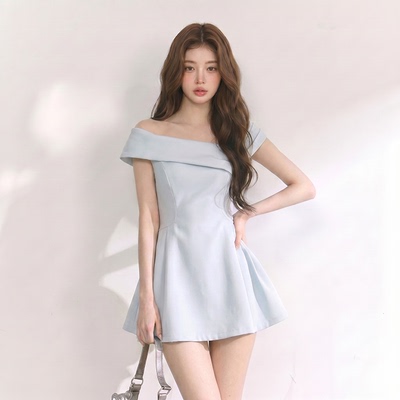 韩系优雅气质设计感斜肩蓝色连衣裙夏季新款收腰显瘦高级感短裙