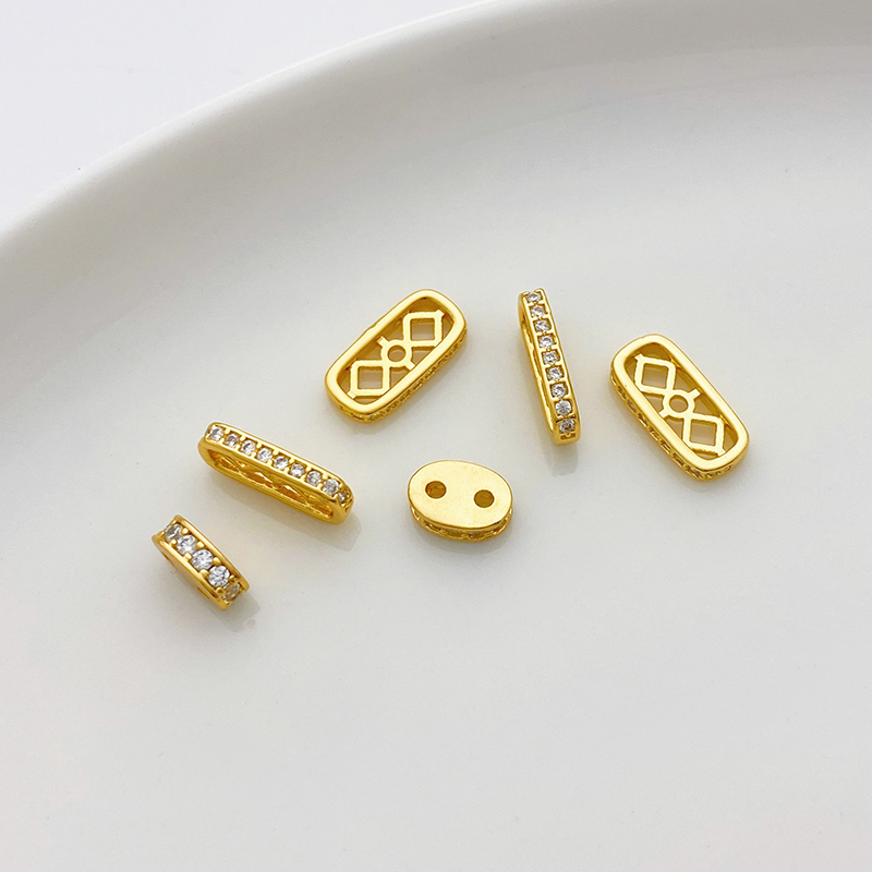 18K包金保色镶锆石双孔方形隔层