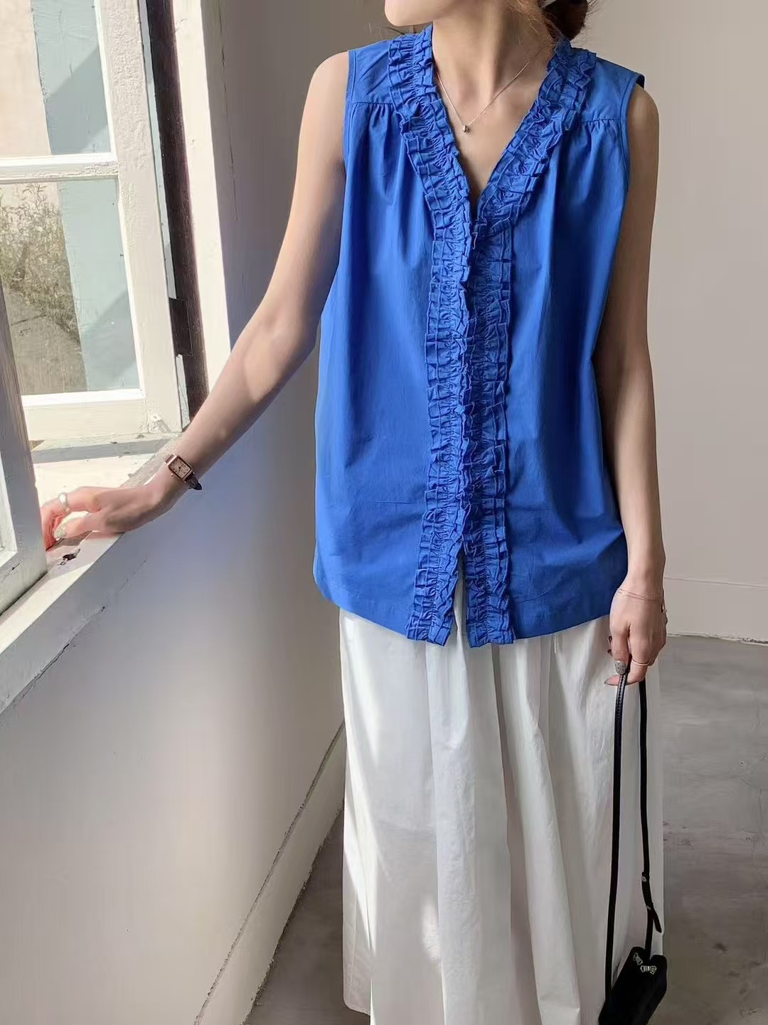 夏季百搭韩系前后两穿设计感木耳花边v领无袖衬衫慵懒感上衣