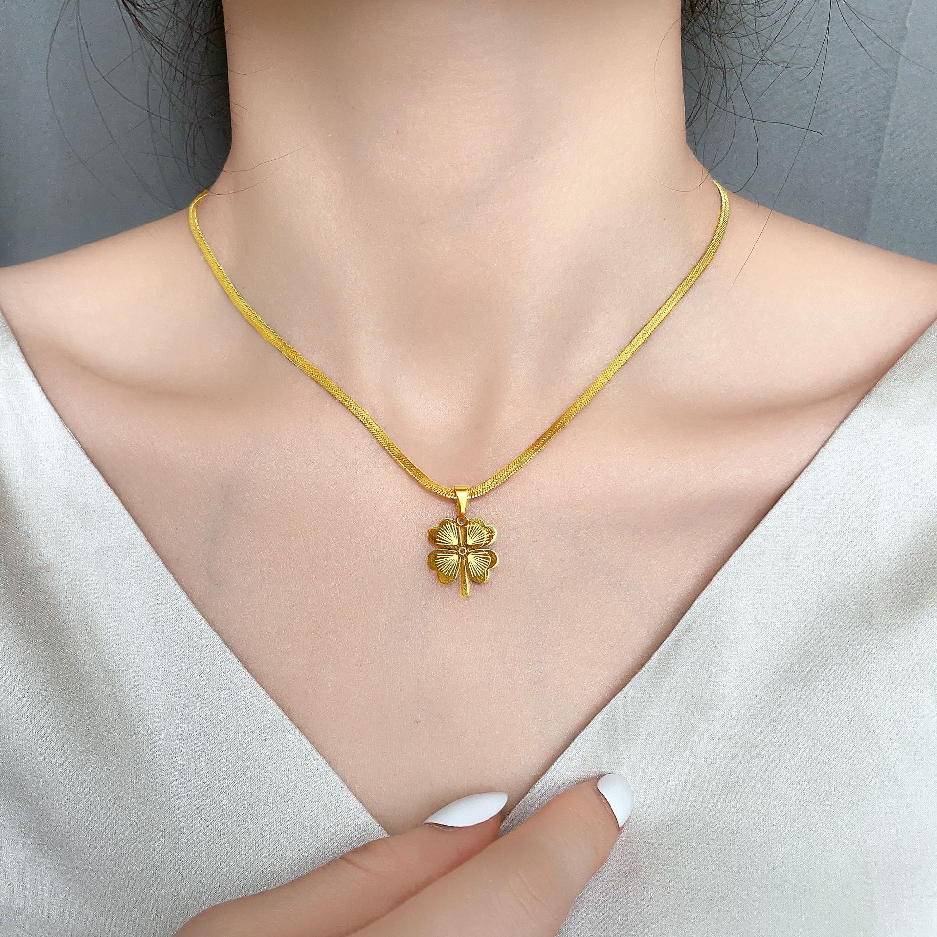 轻奢金色幸运四叶草不掉色钛钢项链小众气质高级感刀片锁骨链手链