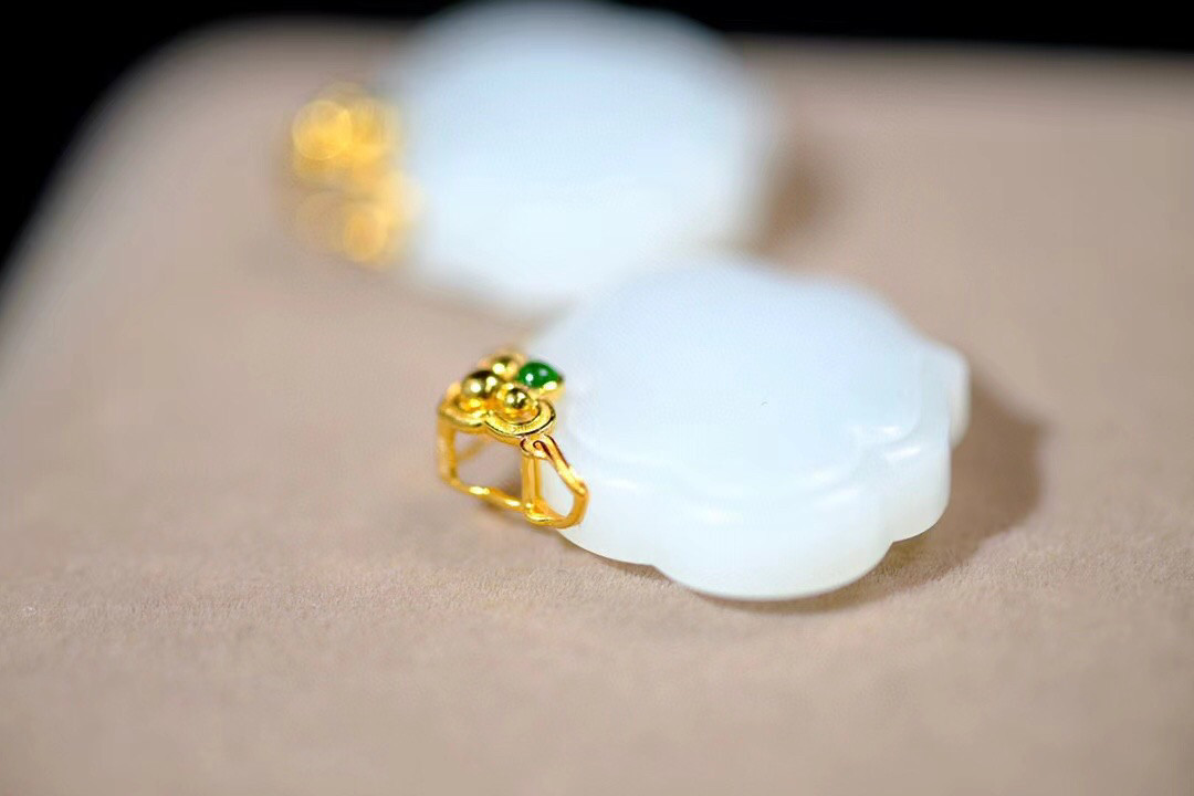 18k金镶嵌和田玉白玉如意锁吊坠重金镶嵌翡翠项链汉服新中式礼物