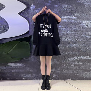 胖MM加肥圆领字母长袖拼裙摆连衣裙大码女装黑色显瘦中长款休闲裙