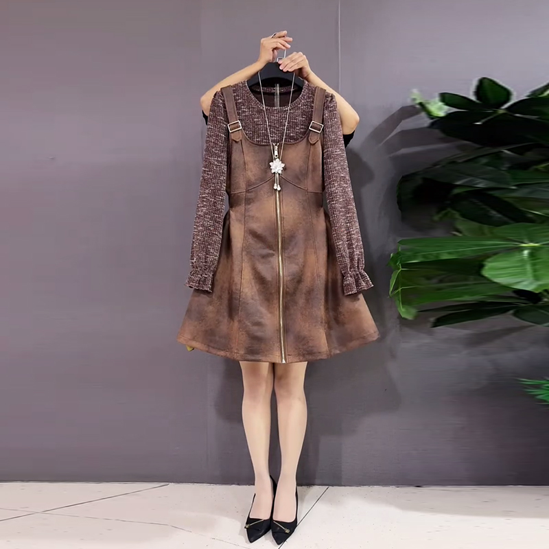 圆领微喇袖口打底衫收腰背带裙