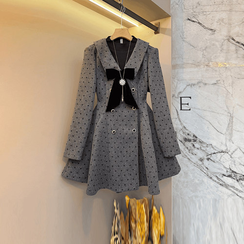 蝴蝶结翻领收腰点点连衣裙