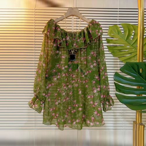 胖妹妹披肩领微喇袖口花朵小衫