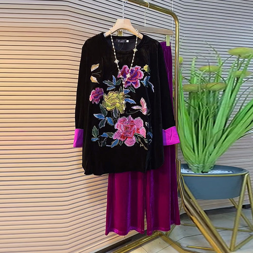 圆领拼色袖口花朵上衣丝绒裤子