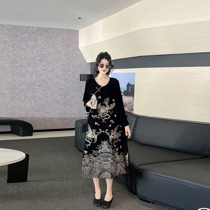 圆领斜盘扣刺绣图案国风连衣裙