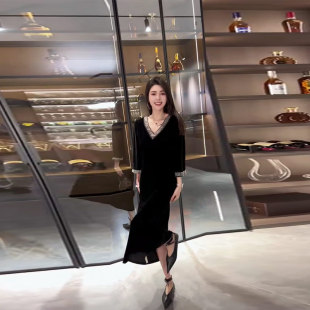 女装 气质轻熟风大码 显瘦裙子 收腰连衣裙法式 胖妹妹V领亮钻边长袖