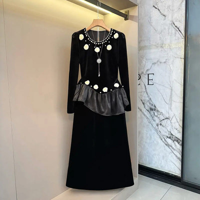 圆领钉珠边立体花朵上衣半身裙