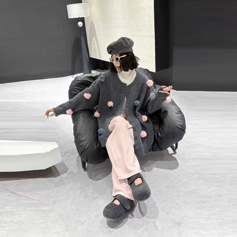 胖妹妹圆领毛球长袖毛衣