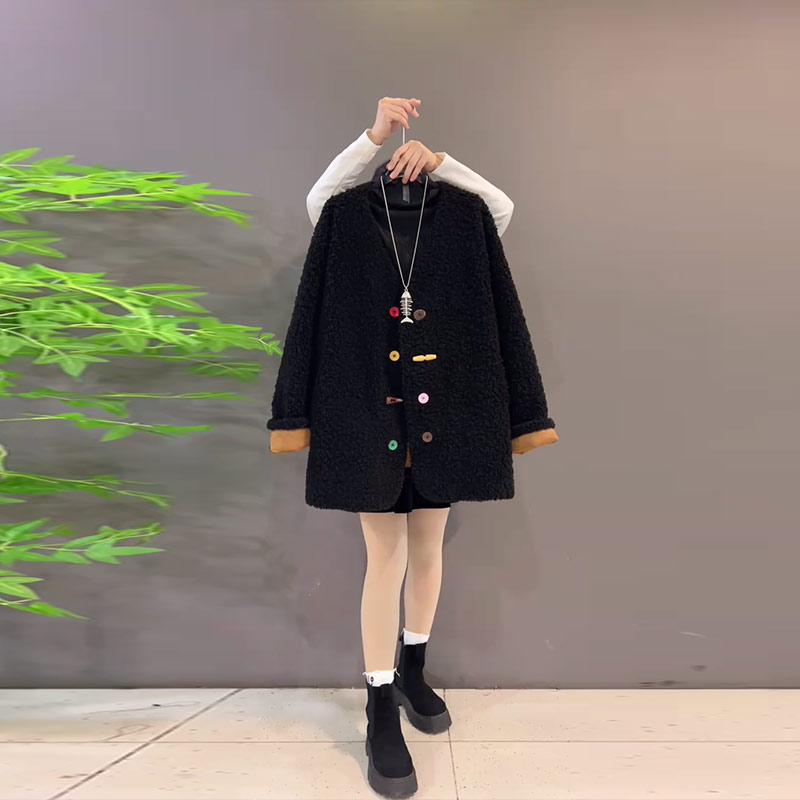 胖妹妹彩色纽扣V领羊羔毛外套
