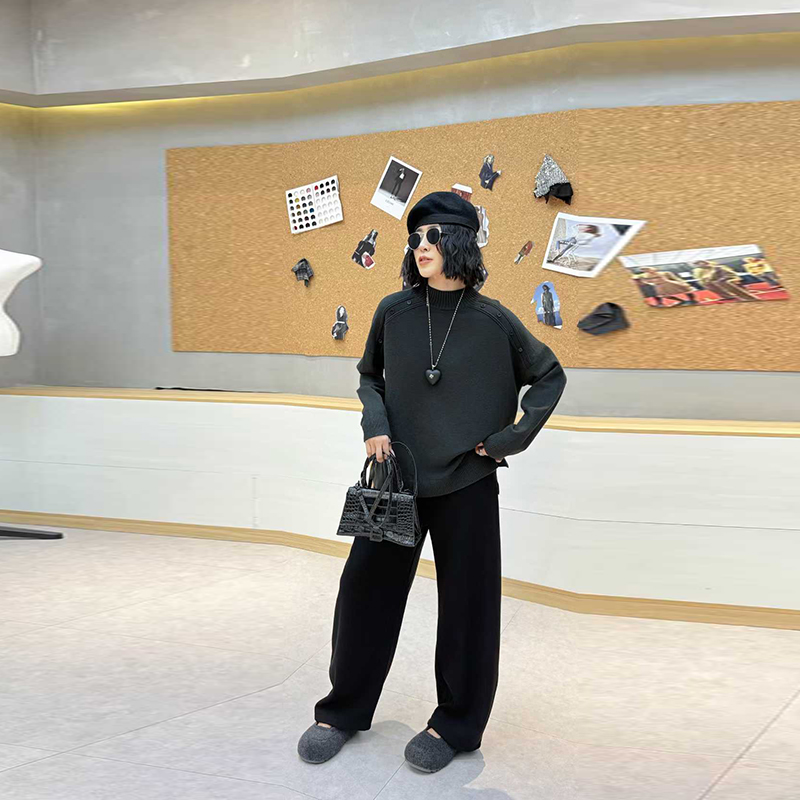 加肥高领纽扣肩长袖上衣