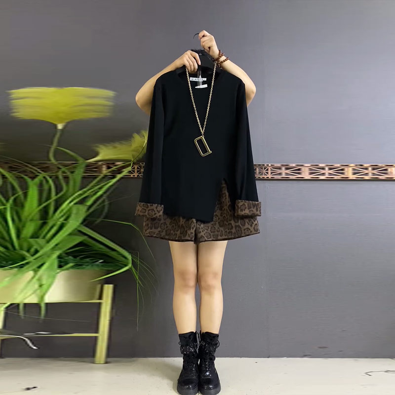 圆领袖口拼豹纹开叉上衣短裤套装