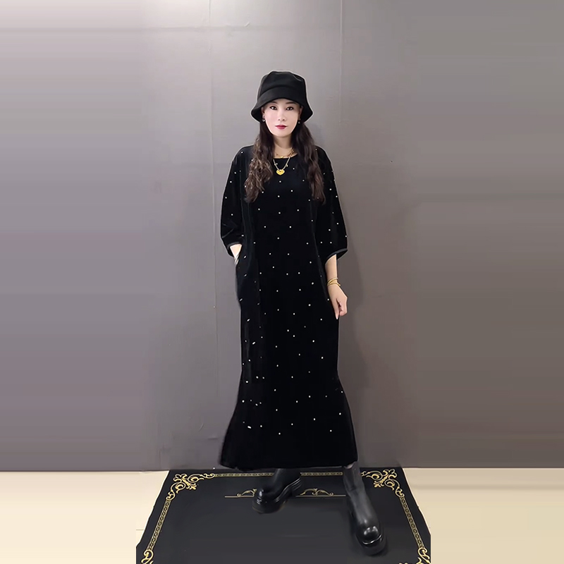 圆领七分袖钉珠长款丝绒连衣裙