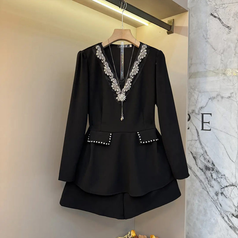 V领亮钻边长袖上衣松紧腰短裤
