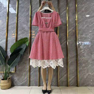 加肥方领蕾丝底摆短袖收腰格子短款连衣裙胖妹妹名媛风甜美淑女裙