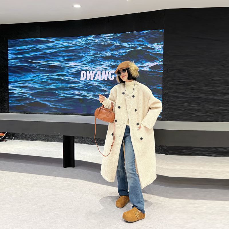 圆领双排扣长款羊羔毛外套