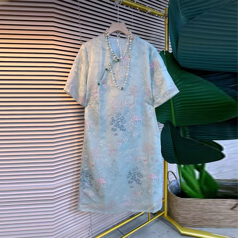 大码V领刺绣图案连衣裙