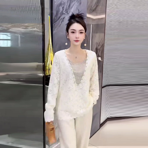 微喇袖口亮钻领蕾丝花上衣