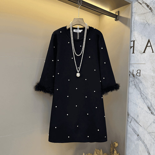 加肥毛毛袖口圆领亮钻连衣裙