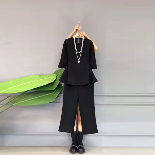 圆领短袖收腰上衣直筒长裤套装