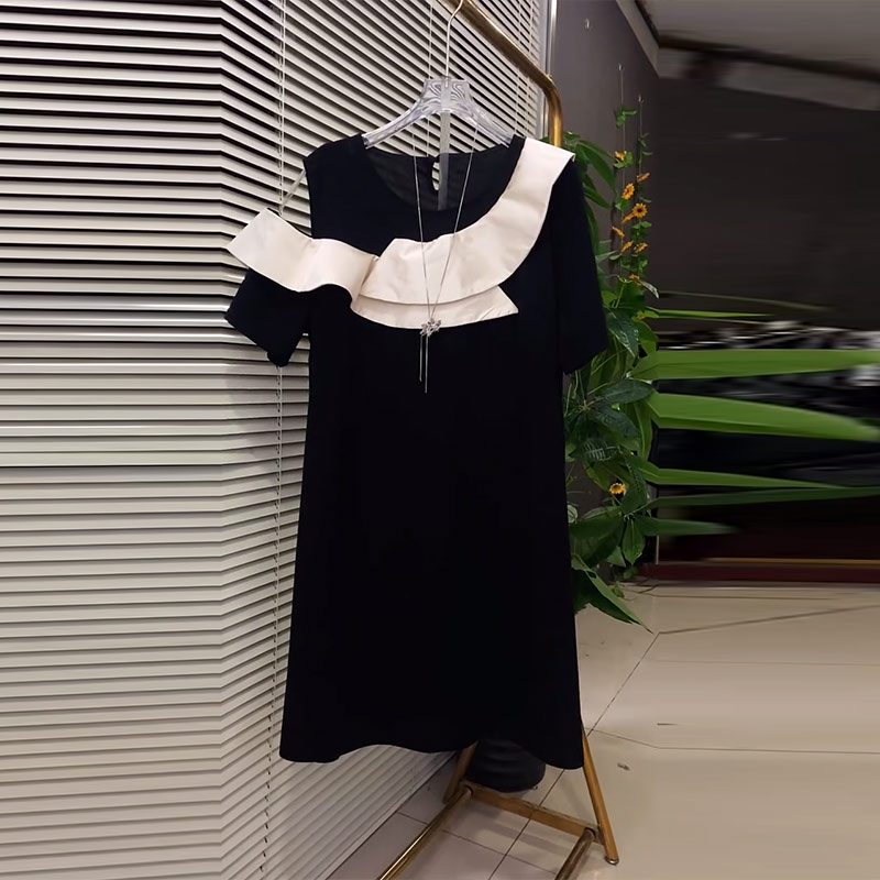 胖妹妹拼色袖单侧露肩连衣裙宽松遮肚子夏季款大码女装黑色休闲裙