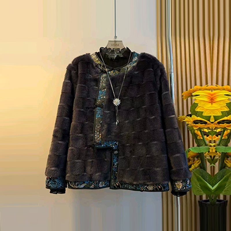 长袖圆领花朵边拼毛毛外套