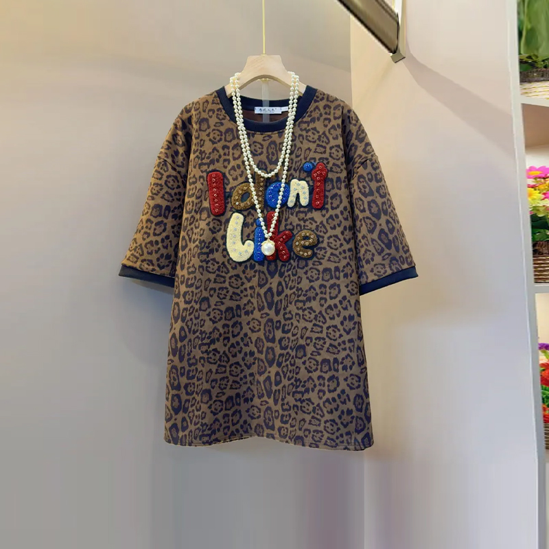胖妹妹圆领短袖字母豹纹上衣