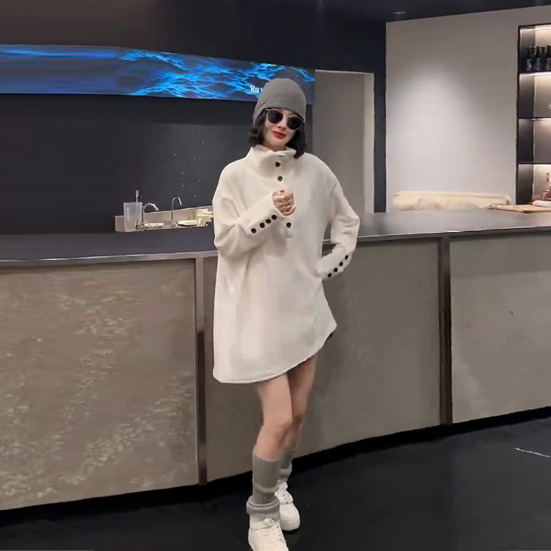 高领纽扣袖口长袖上衣