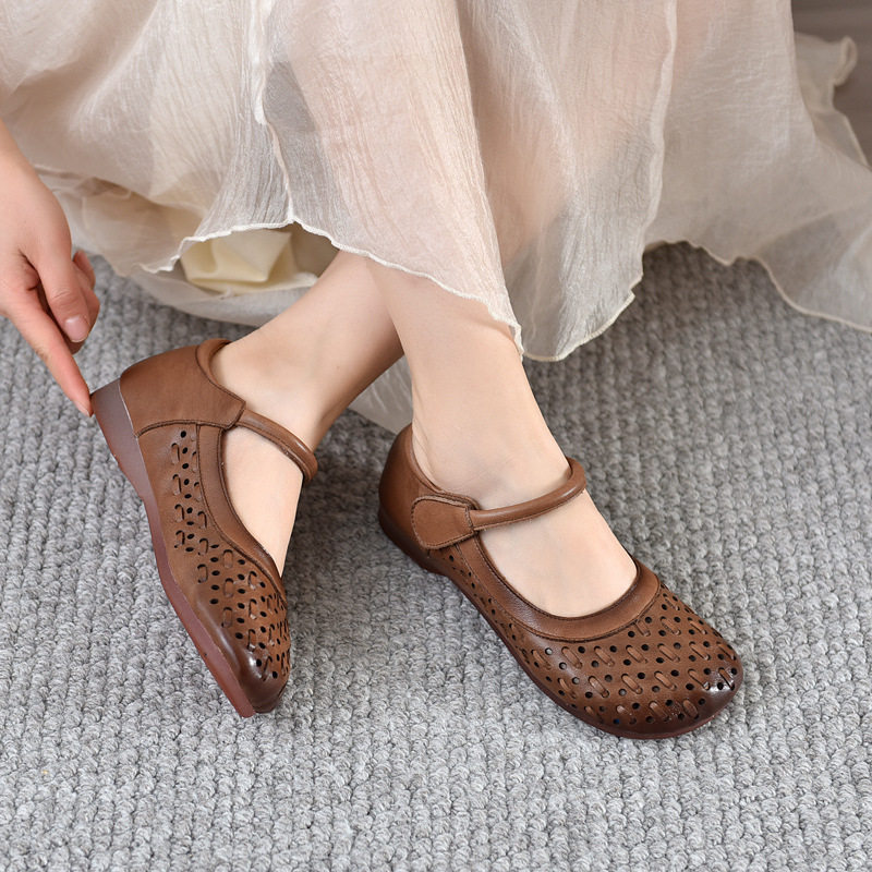 2025夏季防滑牛筋底镂空洞洞女凉鞋中老年平底透气时尚真皮妈妈鞋