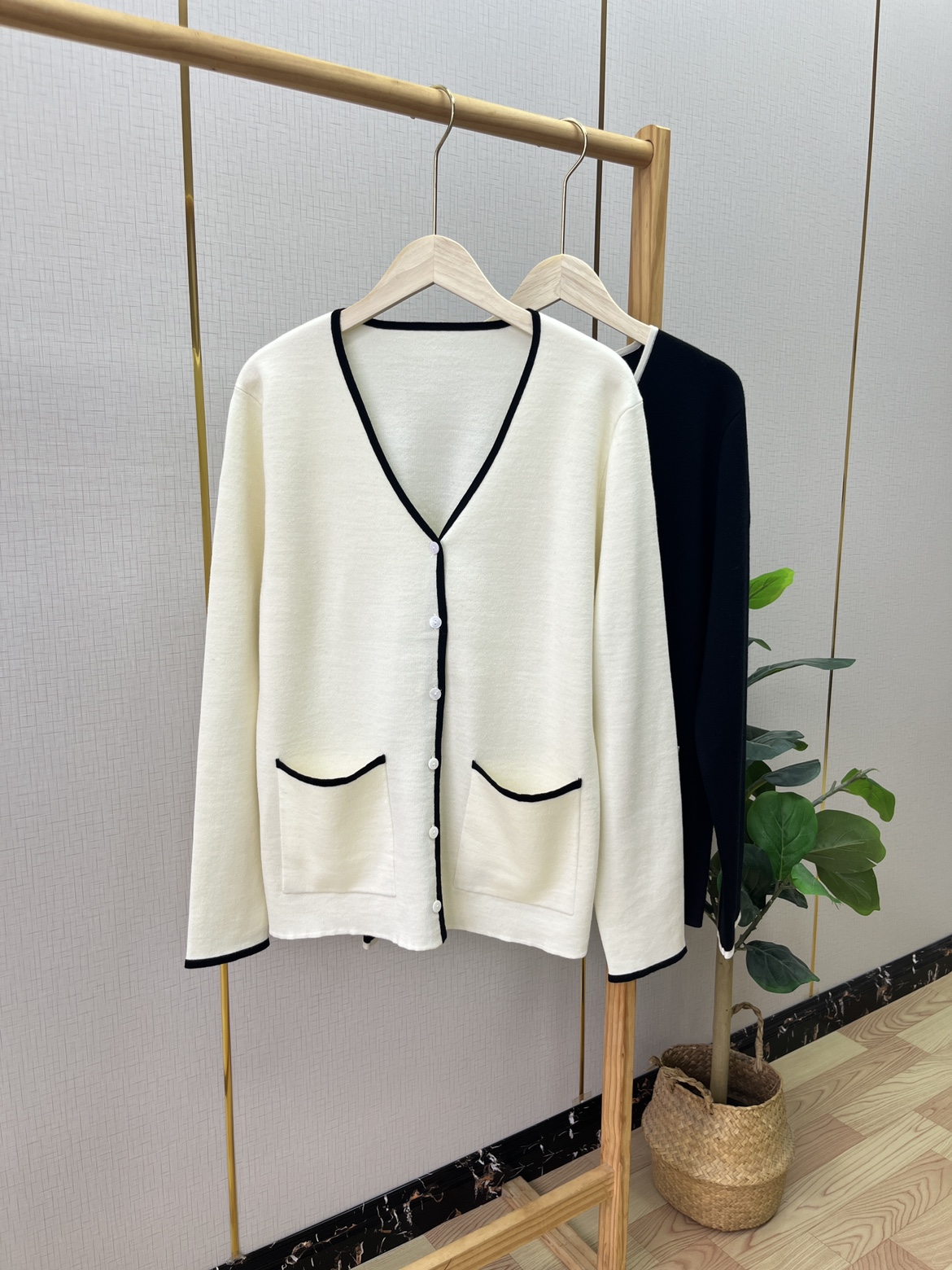 100精纺羊毛针织开衫V领纽扣小香风