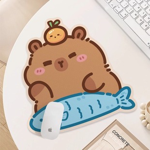 2025新款 摸鱼卡皮巴拉办公室皮革防水小号可爱鼠标垫电脑游戏垫子
