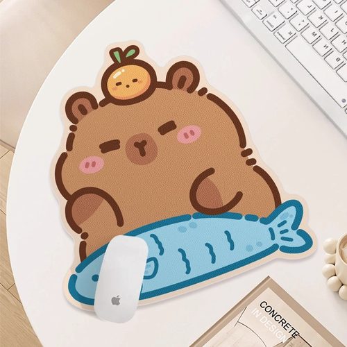 2025新款摸鱼卡皮巴拉办公室皮革防水小号可爱鼠标垫电脑游戏垫子
