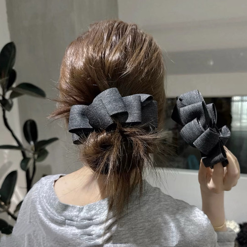 韩系灰色布艺褶皱香蕉夹女