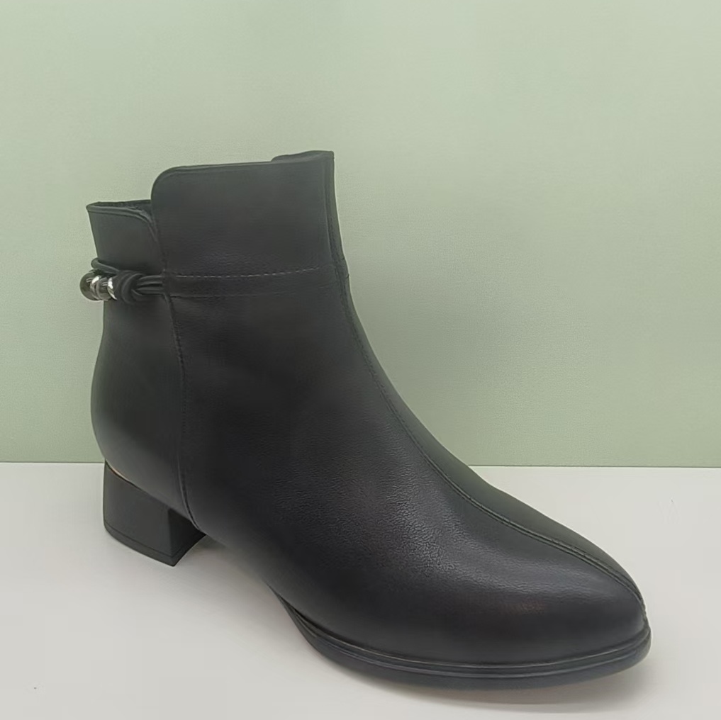 亮点女人15501女短靴2025冬季款牛皮毛线尖头粗跟百搭舒适女棉鞋