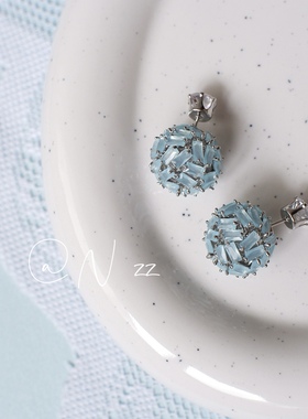 N zz/晴蓝球花 温柔立体微镶蓝色锆石球球耳钉2戴式优雅显白耳饰