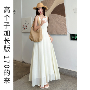 初夏精致绝美不撞款吊带连衣裙女士夏米白色高个子长款2026正流行