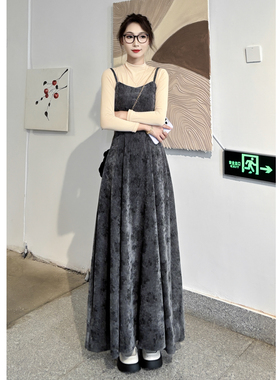 秋冬季连衣裙女2025新款灯芯绒吊带裙灰色加绒加厚高个子打底裙子