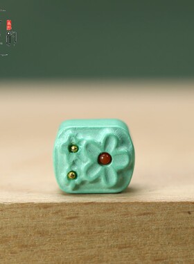 精工雕刻绿松石梅花方牌12*10*8mmDIY包挂配饰手链配珠钥匙链J217