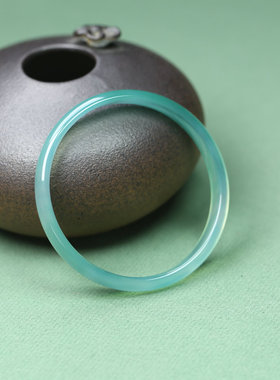 纯天然玛瑙晴水绿色细窄扁条手镯