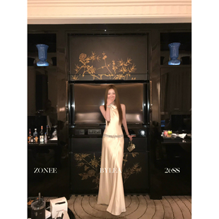 ZONEE/LEA宋亦雯 月光女神 法式缎面醋酸荡领挂脖无袖连衣裙女